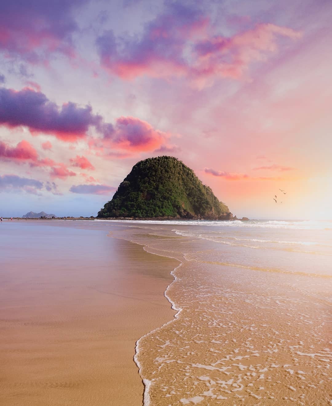 Foto Tempat Wisata Pantai Pulau Merah Foto Tempat Wisata Pantai Pulau Merah